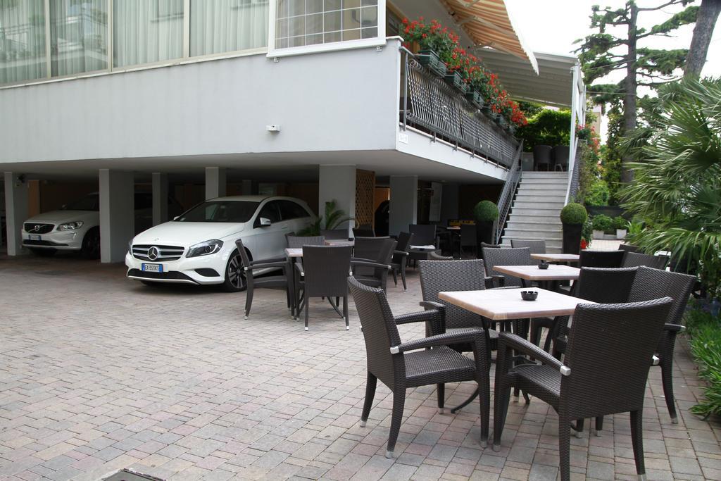 Hotel Bellerofonte Rimini Exteriör bild